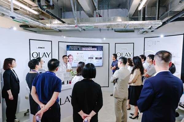 图为olay研发人员讲解新品淡纹黑管精华从根源淡化6大纹路