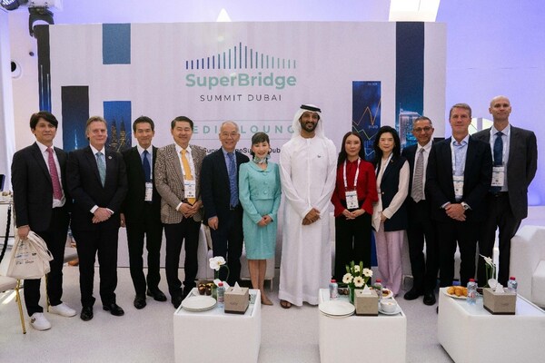 阿联酋经济部长abdulla bin touq al marri阁下在2023年首届超级桥峰会会见全球企业家代表