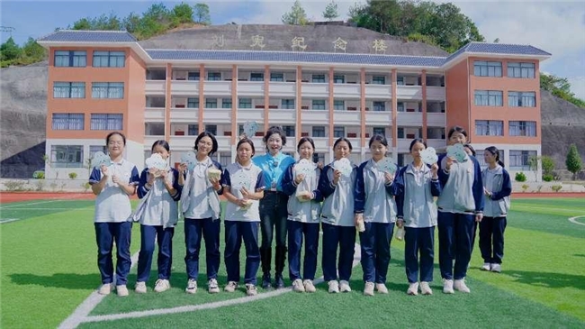彩云衔爱,金秋重启:“微笑云朵”助力客都花蕾向阳而生